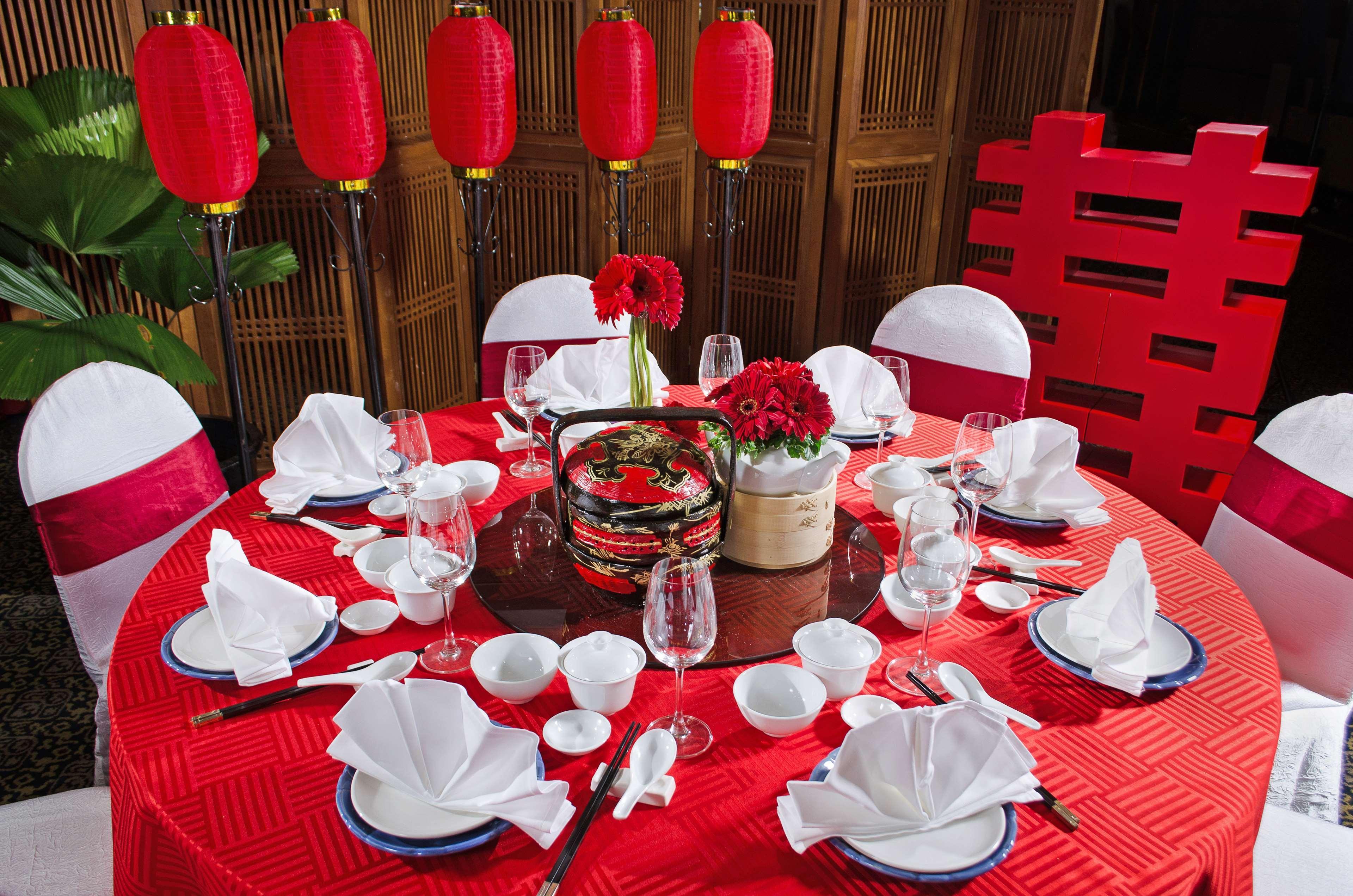 Hotel Hyatt Regency Kinabalu Kota Kinabalu Zewnętrze zdjęcie A table set for a Chinese wedding banquet